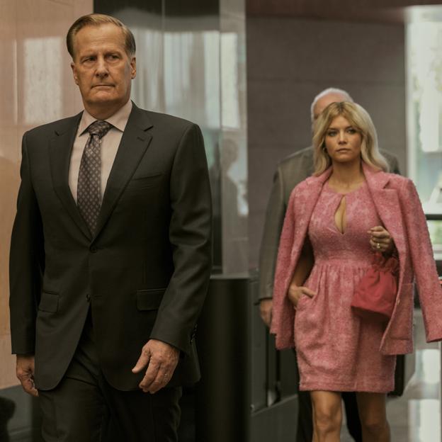 Jeff Daniels y Sarah Jones en una imagen del primer capítulo de Todo un hombre.