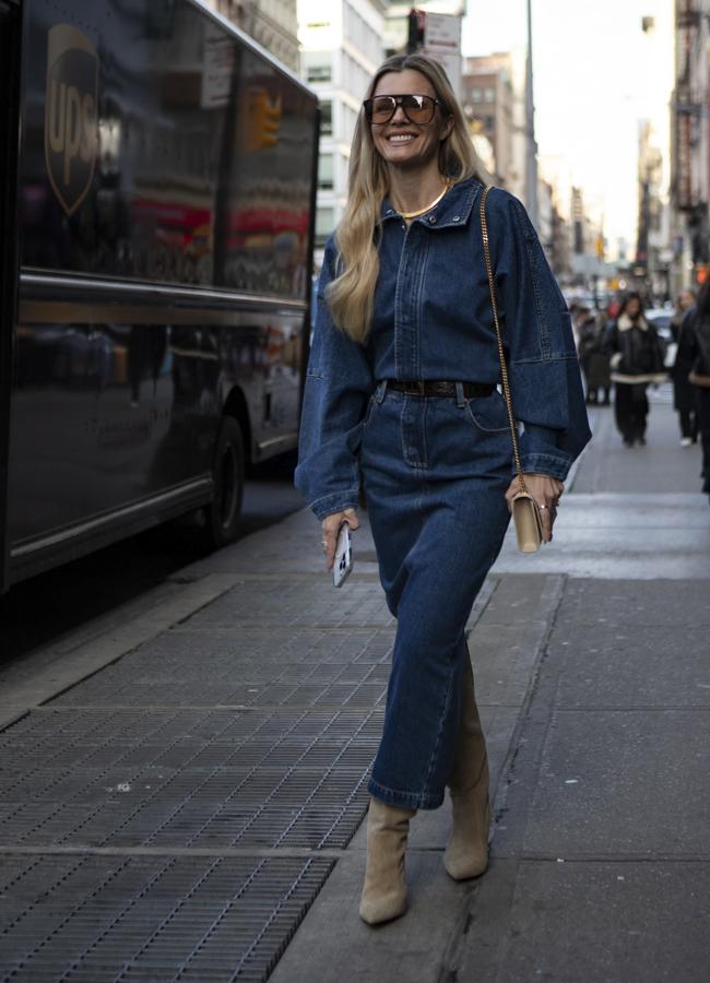 Idea de total look denim con botas para combinar la cazadora vaquera esta temporada. Foto: Launchmetrics Spotlight.