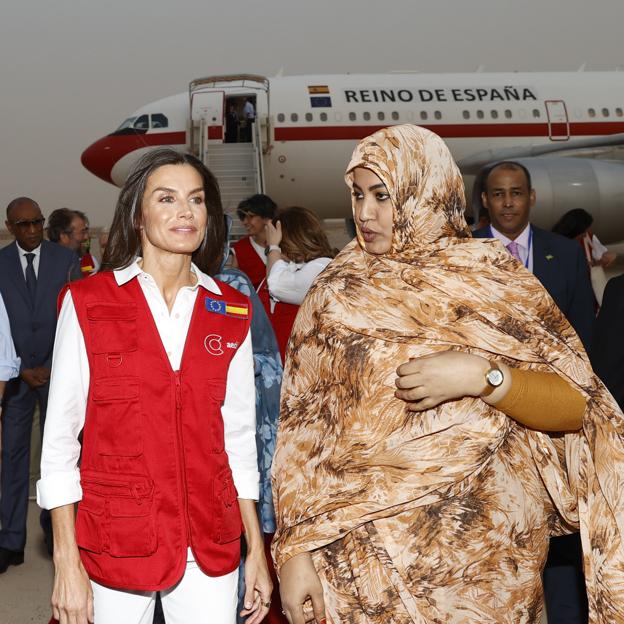 La reina Letizia luciendo su chaleco rojo en su visita a Mauritania. 