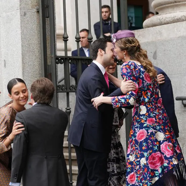 Victoria López-Quesada besa a Froilán de Marichalar, en la boda de Almeida (en la imagen saludando a Victoria Federica). 