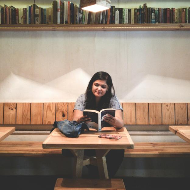 Los libros que llegan a las librerías en mayo: la nueva entrega de la taberna Kamogawa, historias de mujeres extraordinarias y la importancia de las bibliotecas