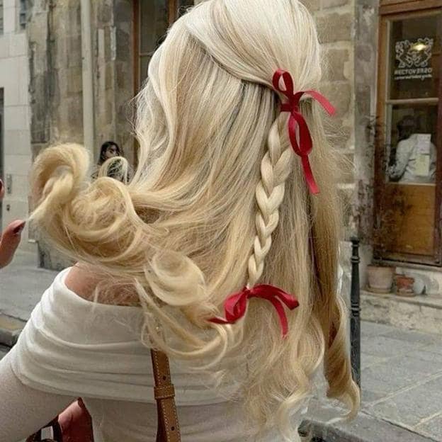 Semirrecogido con trenza adornado con lazos