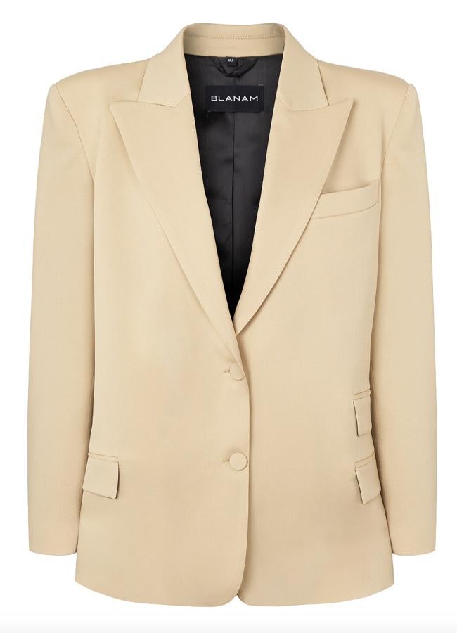 Blazer en raso, cruzada y con hombreras marcadas, de BLANAM (295 €). / D.R.