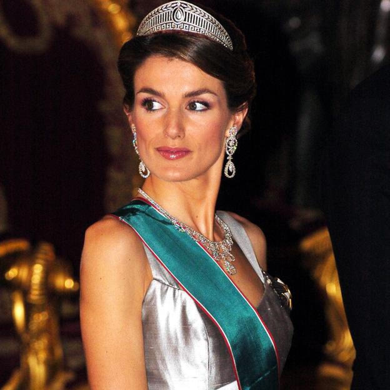 Doña Letizia con el vestido de Caprile reformado en una cena con el presidente de Hungría en 2006.