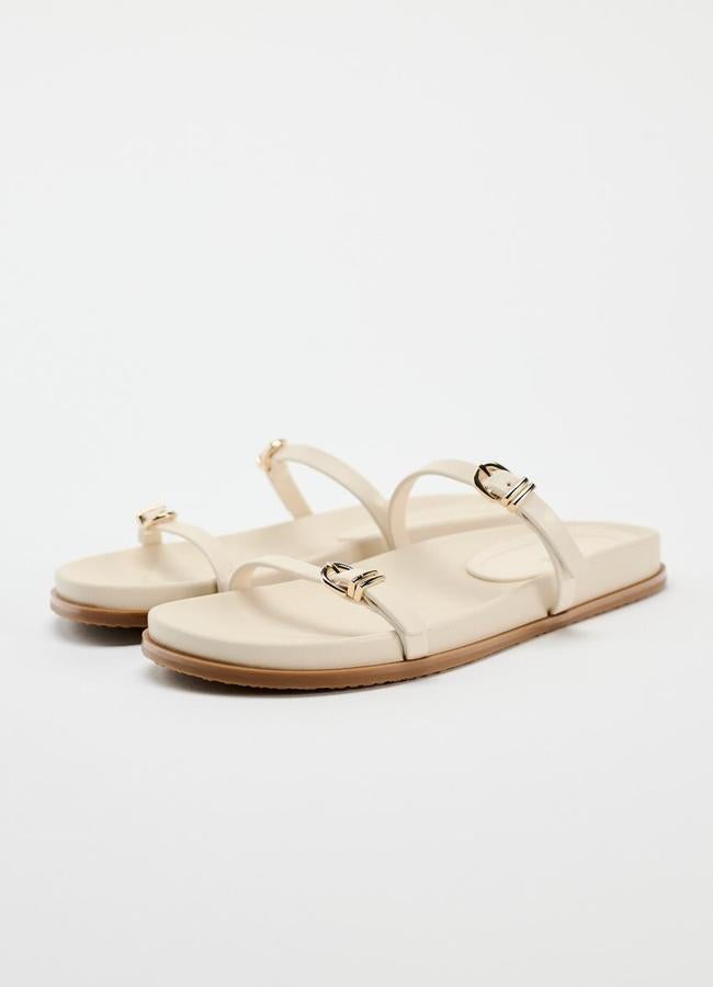 Sandalias con hebillas en crema de Zara.