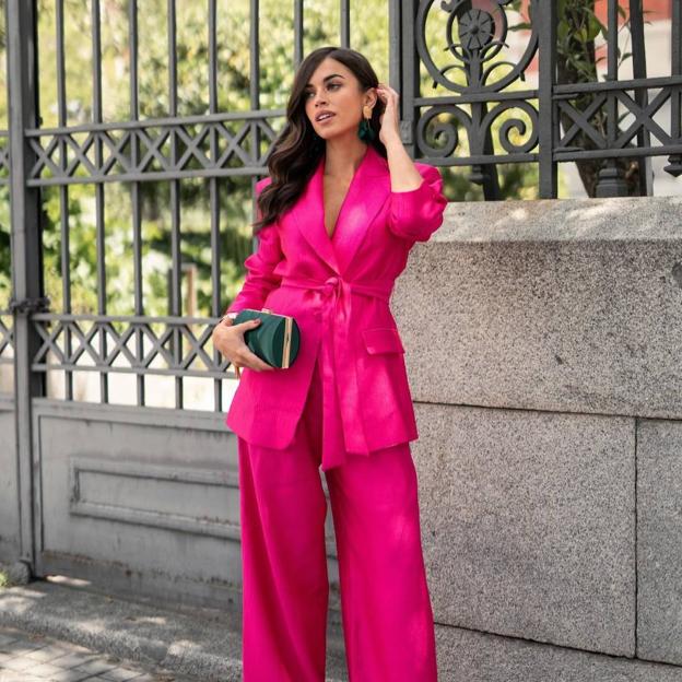 Influencer con traje viral de Zara para un look de invitada