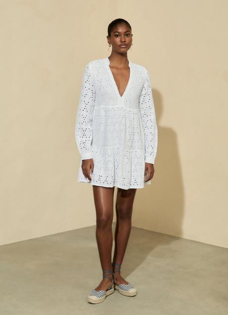 Vestido blanco de Stradivarius (35,99 euros)