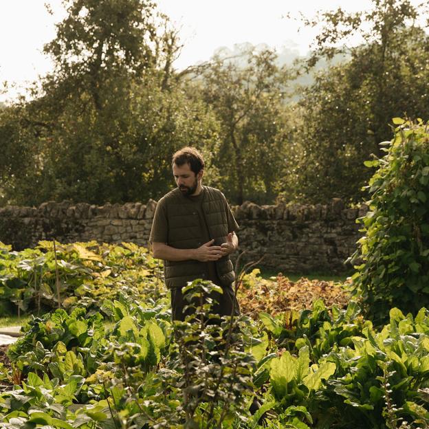 El chef Merlin Labron-Johnson en el huerto en el que cultiva los ingredientes con los que elabora los platos que sirve en Osip.