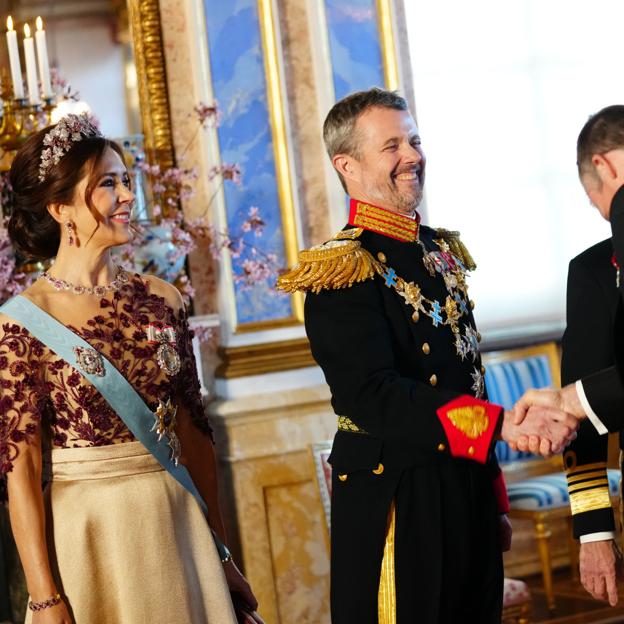 Los reyes Federico y Mary de Dinamarca, en el momento del saludo antes de la cena de gala. 