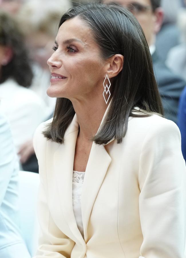 La reina Letizia con pendientes nuevos. / LIMITED PICTURES