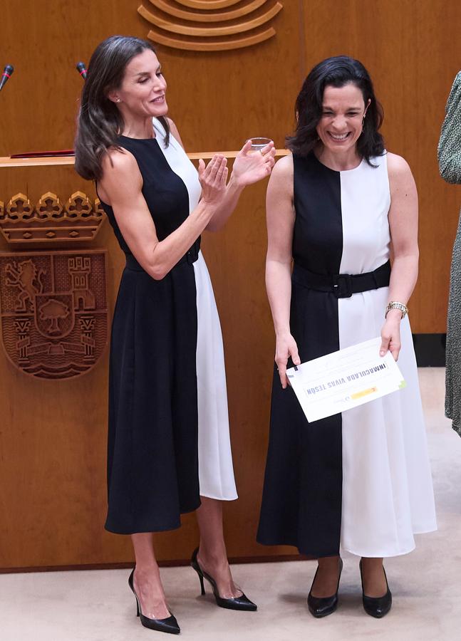 El momento en el que Letizia y la invitada coinciden con el vestido de mango. / LIMITED PICTURES