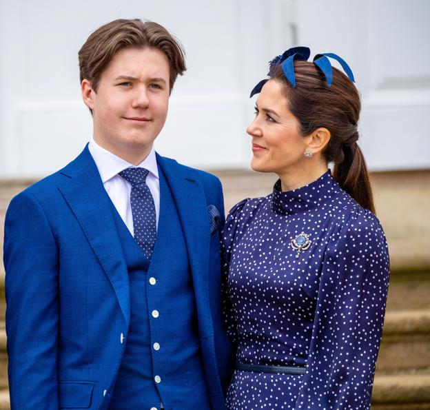 Christian de Dinamarca junto a su madre, la reina Mary. 