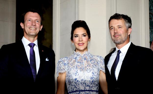 El rey Federico junto a su mujer, Mary Donaldson y su hermano, Joaquín de Dinamarca. 