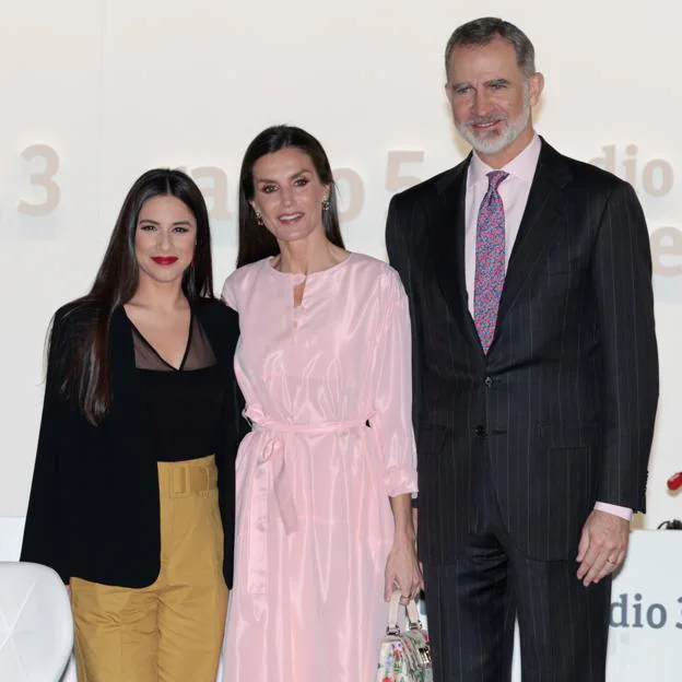 Los reyes Felipe y Letizia junto a Blanca Paloma en ARCO 2023. 