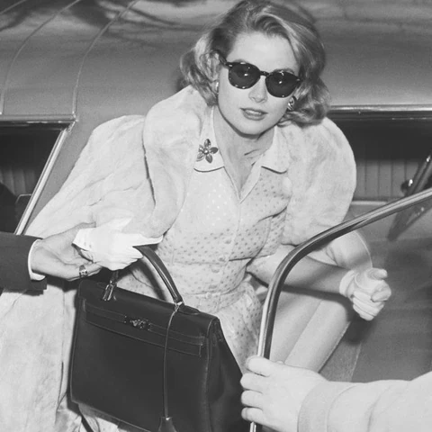 Grace Kelly con uno de sus bolsos de Hermés./