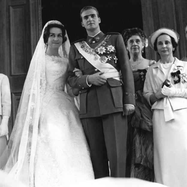 Por qué el vestido de novia de la reina Sofía sigue siendo icónico 42 años después: «Se lo podrían haber puesto cualquiera de las infantas»