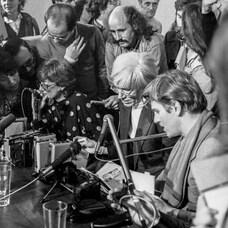 El día que Andy Warhol puso Madrid patas arriba: la icónica visita que mezcló a la Movida madrileña con Isabel Preysler