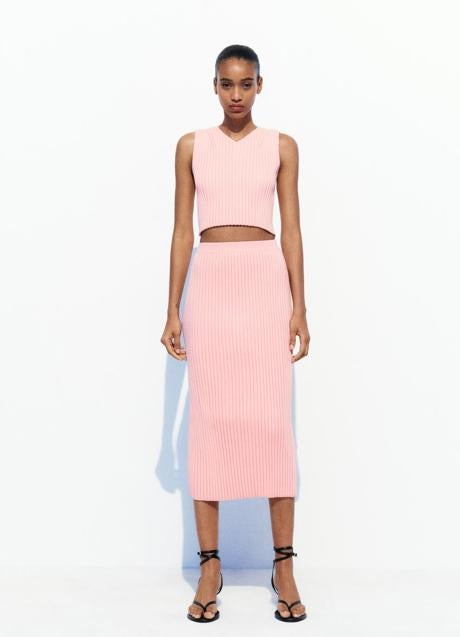 Falda rosa de Zara (22,99 euros)