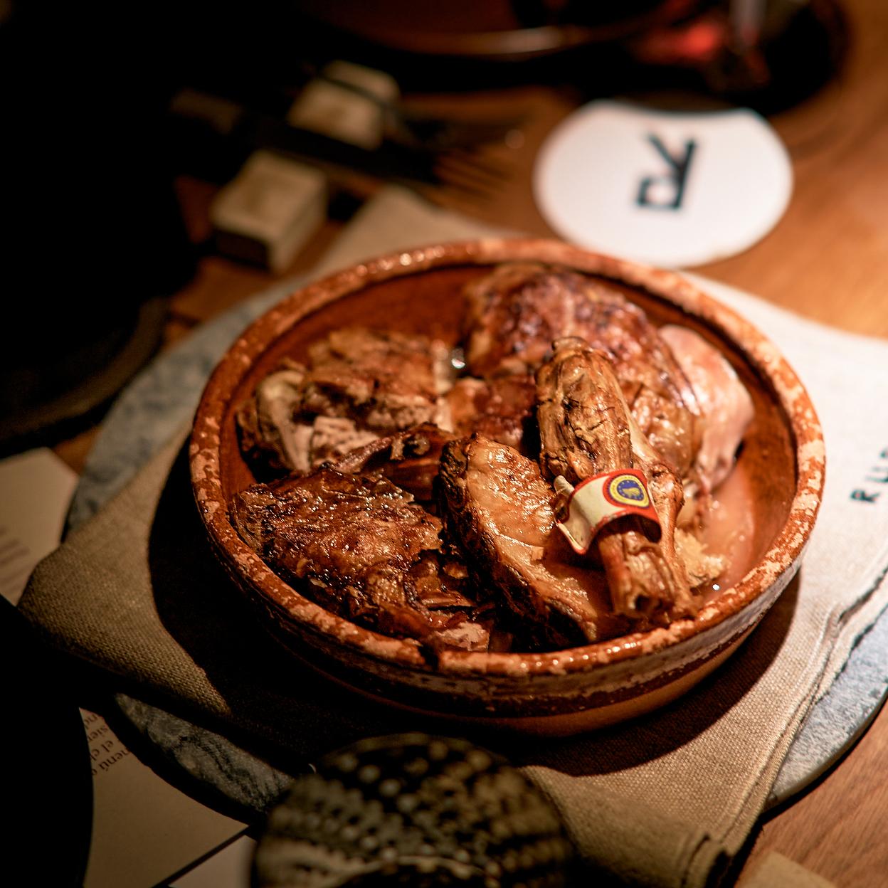 El lechazo de origen nacional con patatas fritas y lechuga a la brasa del restaurante madrileño Rural./dr