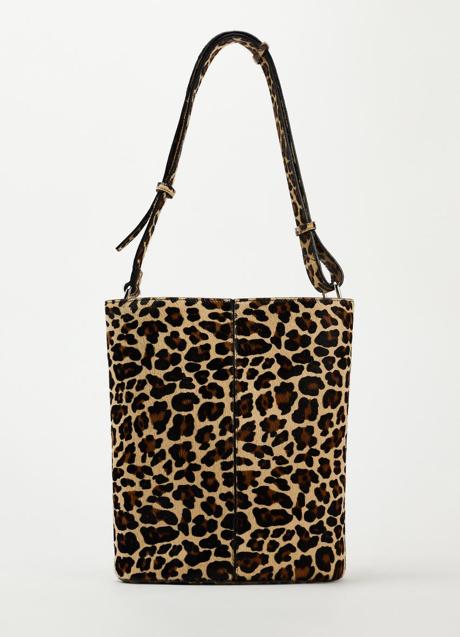 Bolso con estampado de leopardo de Zara (169 euros)