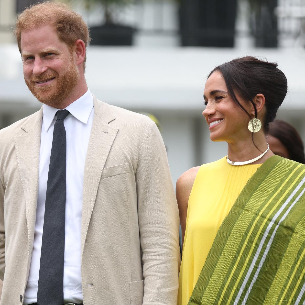 Los duques de Sussex se dan un baño de masas en Nigeria. /getty