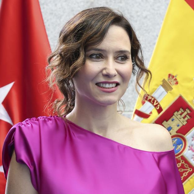 Isabel Díaz Ayuso repite vestido rosa: así es su diseño favorito con sello made in Spain y escote asimétrico