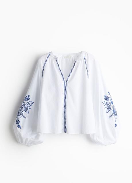 Blusa blanca con bordados de H&M (35,99 euros)