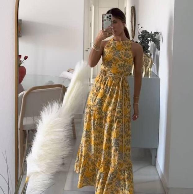 Influencer con vestido viral de Mango