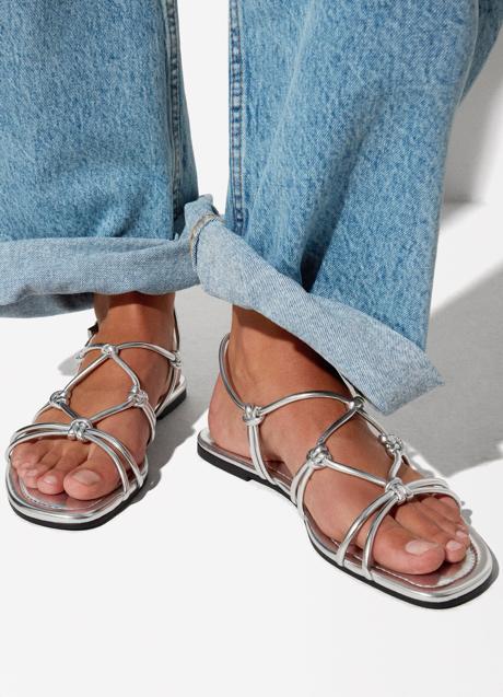 Sandalias planas de Parfois (25,99 euros)