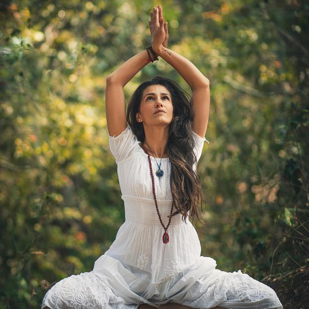 Mujer haciendo yoga