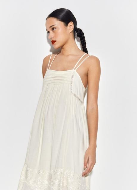 Vestido blanco con bordados de Sfera (35,95 euros)