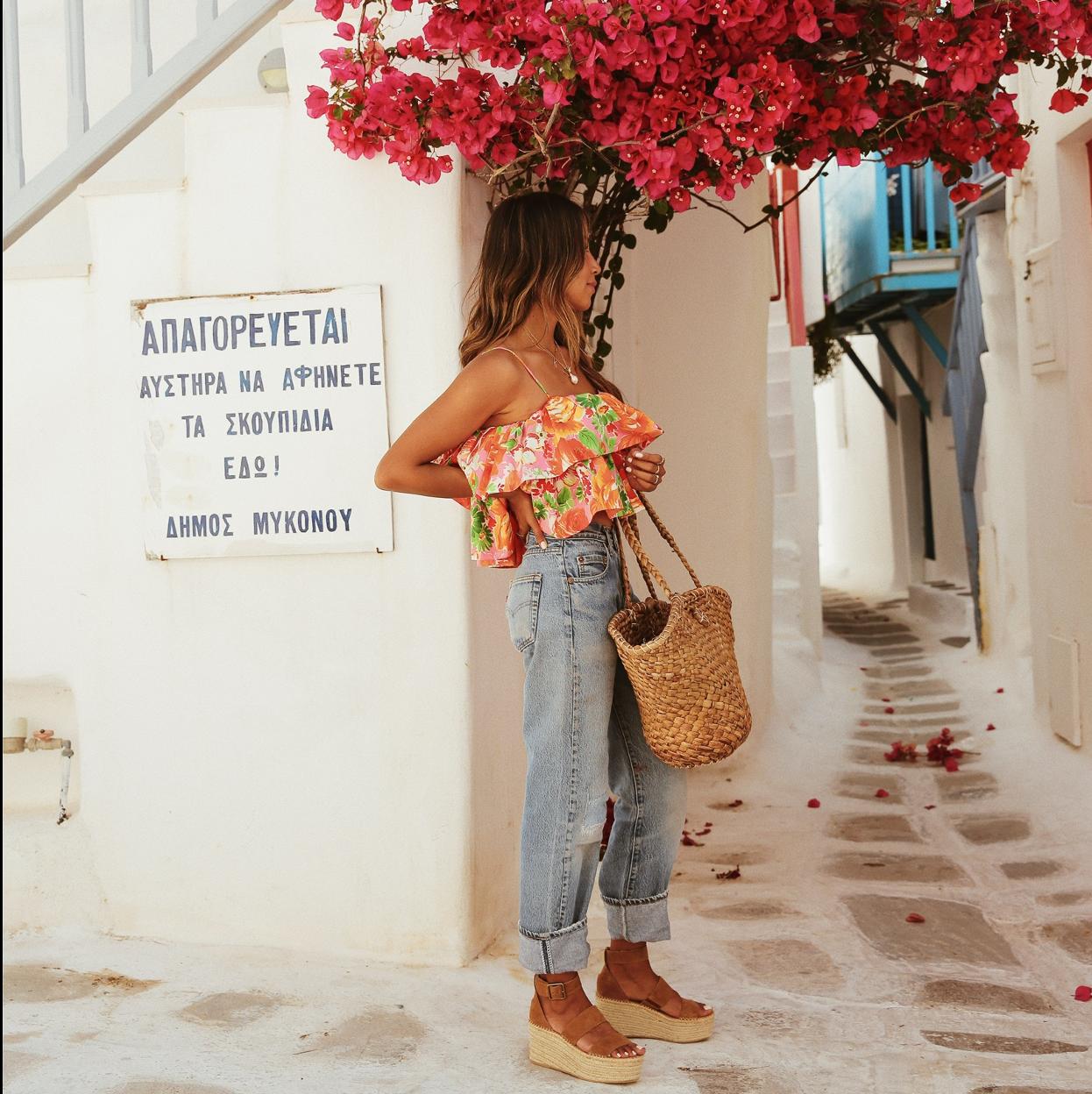 Mujer con sandalias de esparto/