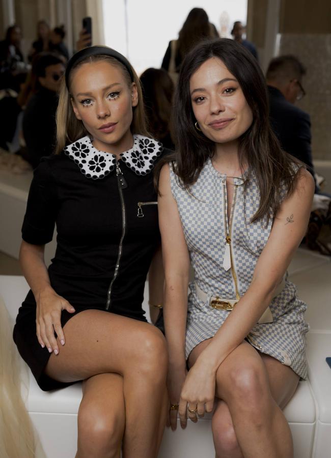 Ester Expósito y Anna Castillo en el desfile de Louis Vuitton celebrado en Barcelona.