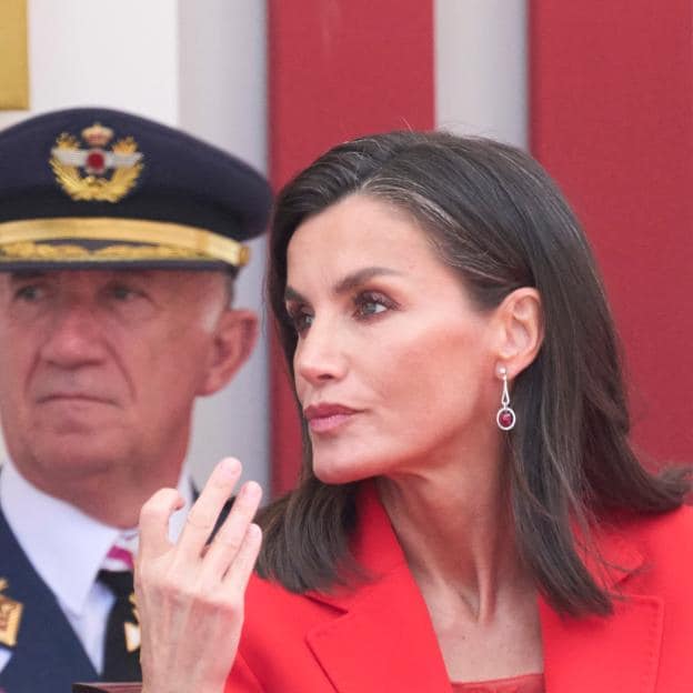 La reina comenta algo druante el desfile del Día de las Fuerzas armadas en Oviedo.