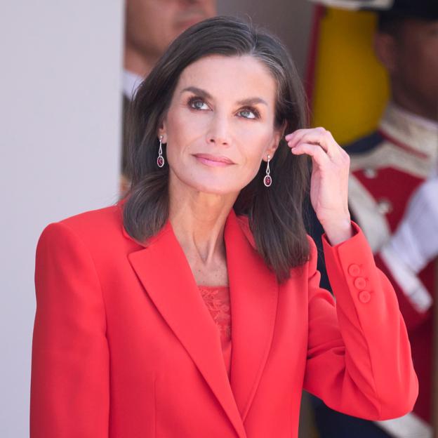 Lo que no se vio de Letizia en el Día de las Fuerzas Armadas en Oviedo: mujeres de rojo, las canas de Felipe y una cojera persistente