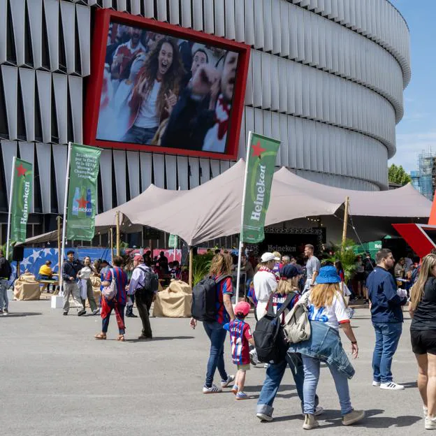 El ambiente festivo en el exterior de San Mamés. 