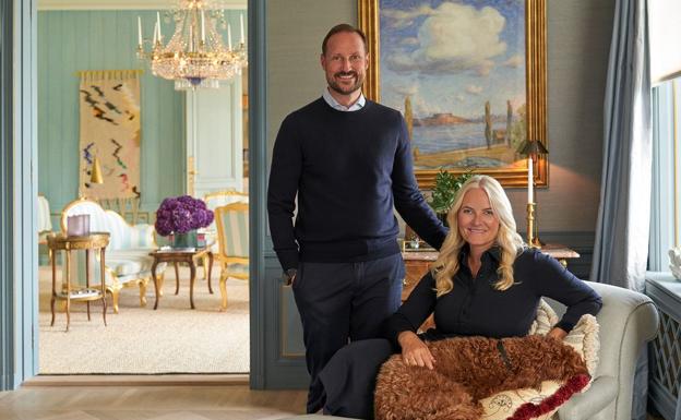 Haakon y Mette-Marit de Noruega en uno de los salones de su palacio de Skaugum. Al fondo, la alfombra que ha llamado la atención.