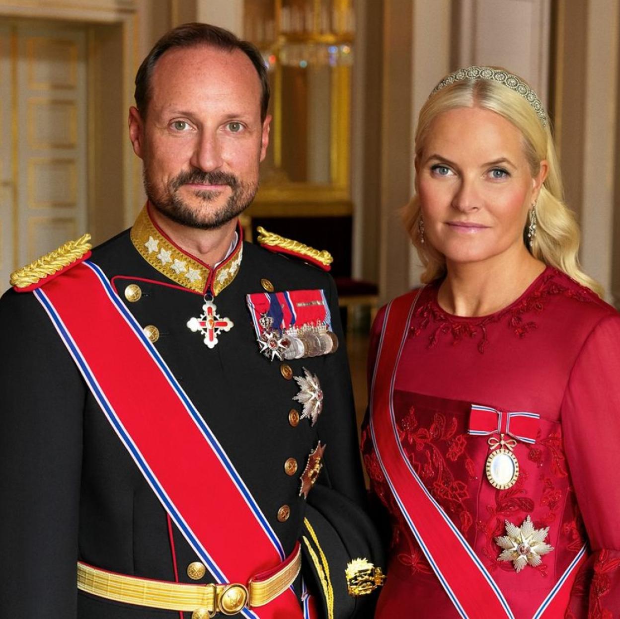 Haakon y Mette-Marit de Noruega en su residencia habitual de Skaugum. /instragram @detnorskekongehus