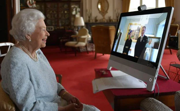 La difunta reina Isabel II en una videoconferencia. 
