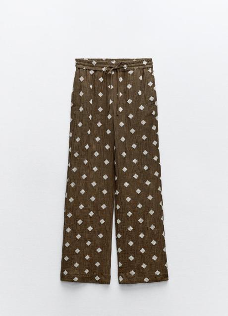 Pantalones con bordados de Zara (35,99 euros)