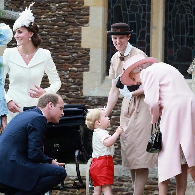 María Teresa Turrión junto a los príncipes de Gales y la reina Isabel II. 