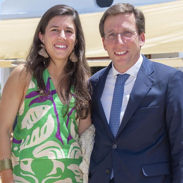 Teresa Urquijo y José Luis Martínez-Almeida en la boda de Inés Díaz del Río en Sevilla. 