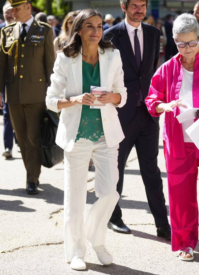 La reina Letizia con un traje de color blanco. / LIMITED PICTURES