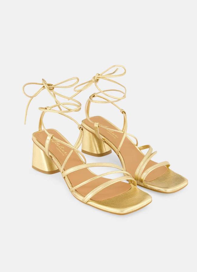 Sandalias atadas con tacón en dorado