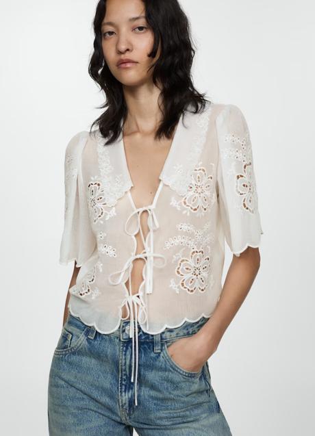 Blusa con bordados de Mango (39,99 euros)