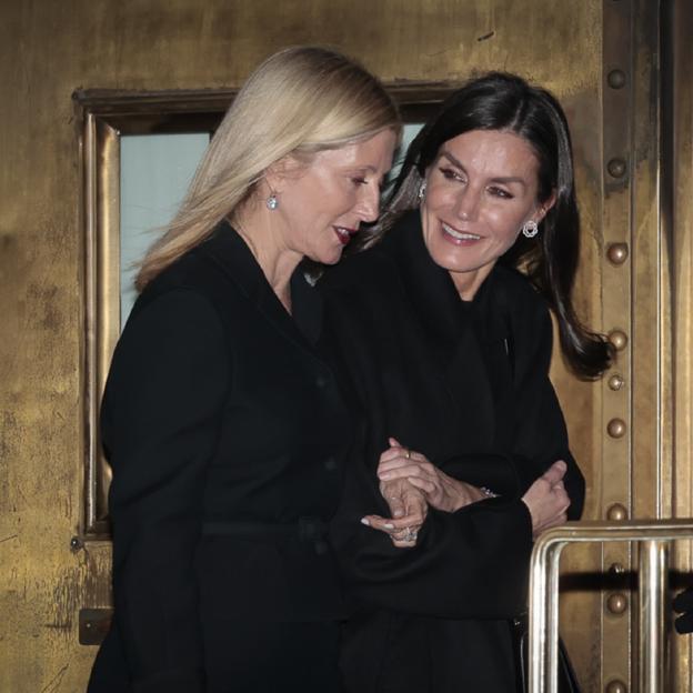 Marie Chantal-Miller y doña Letizia durante el funeral de Constantino de Grecia. 