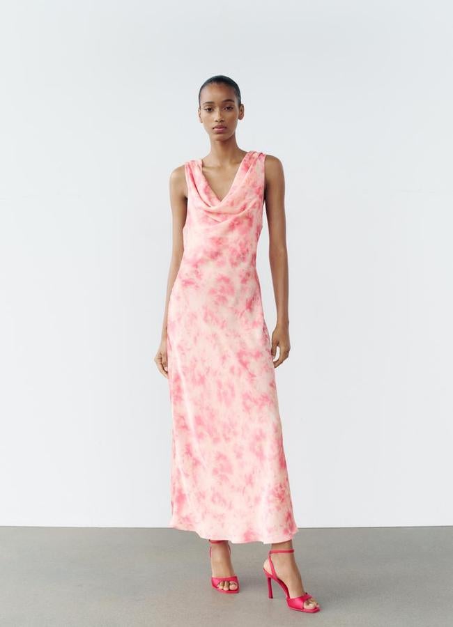 Vestido satinado estampado tie dye de Zara (35,95€)