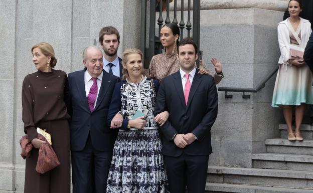 Lauren Debray, en la parte derecha de la imagen, en la boda de José Luis Martínez-Almeida 