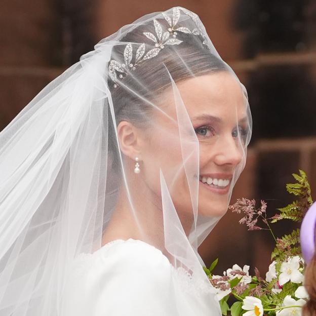 El espectacular vestido de novia de Olivia Henson en su boda con el duque de Westminster: tiara, encaje y zapatos de color azul