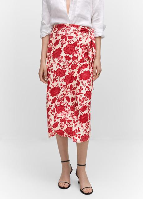 Falda estampada con flores de Mango Outlet (17,95 euros)